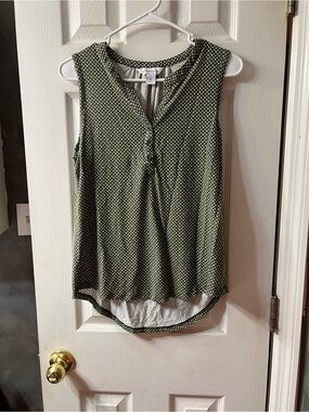 Liz Chaiborne Sleeveless Olive Green Geometric Print V-Neck Women’s Top Medium